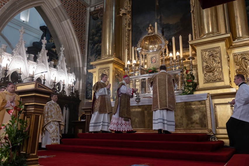 "Niebezpieczeństwo wojny na Ukrainie jest coraz większe". W Krakowie odbyła się msza święta w intencji pokoju