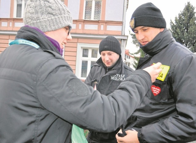 Ubiegłoroczna kwesta WOŚP na ulicach Szczecinka, strażnicy miejscy nie tylko ochraniali finał, ale i sami dołożyli się do puszek.