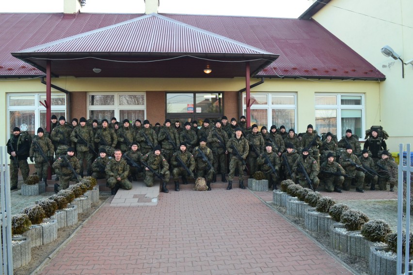 Blisko trzystu żołnierzy stacjonowało w szkole w Brynicy