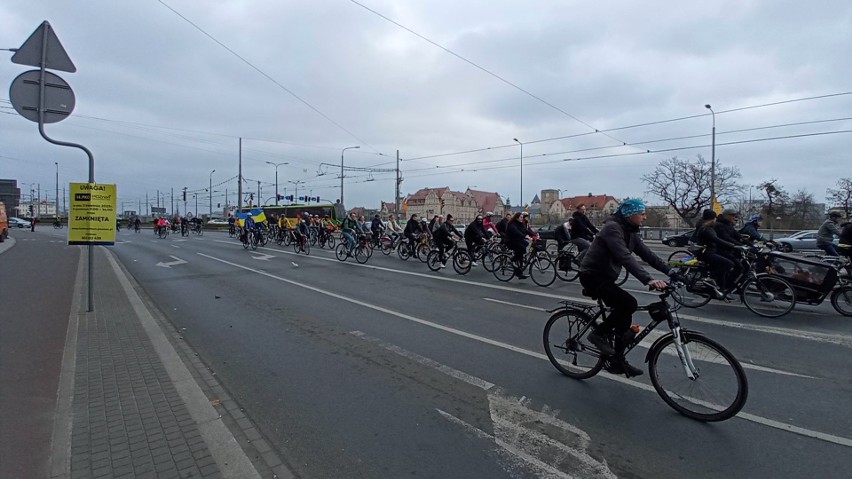 Rowerowy Poznań powitał wiosnę i utopił nietypową Marzannę. "Nie przechodzimy obojętnie obok tego, co dzieje się wokół nas" [WIDEO]