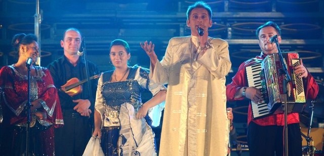 Bogdan Trojanek i Terne Roma podczas październikowego koncertu w słupskiej hali Gryfia.