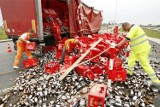 Gm. Parzęczew. Ciężarówka z piwem zjechała z autostrady A2 do rowu