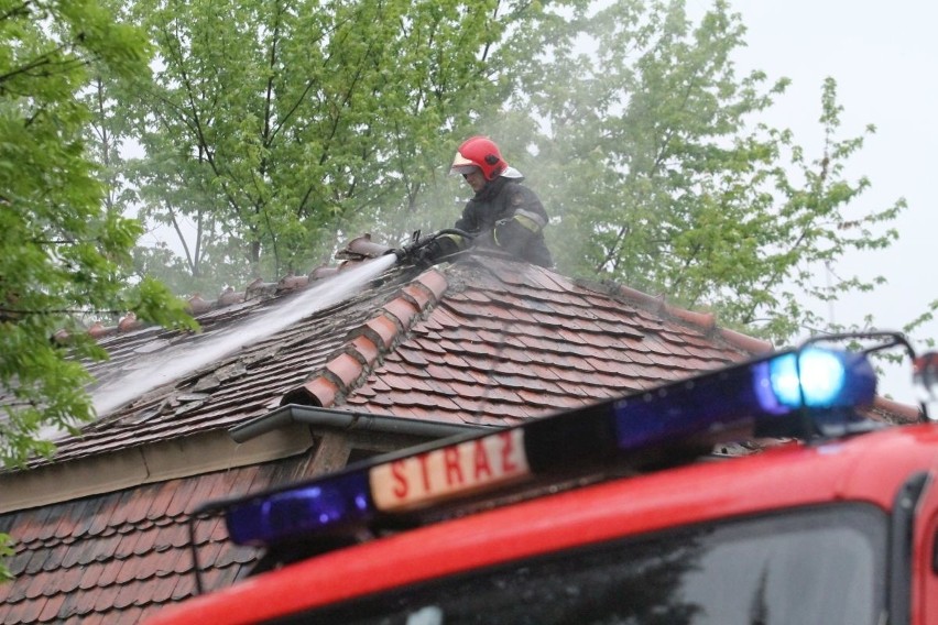 Wrocław: Pożar zabytkowej powozowni. Cztery zastępy straży pożarnej na miejscu (ZDJĘCIA)