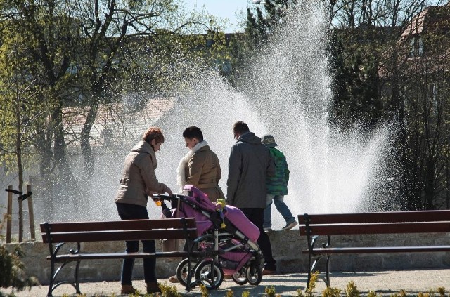 - Dobrze, że uruchomiono fontannę. Ale trzeba jeszcze wyczyścić dno niecki - podkreślają spacerowicze