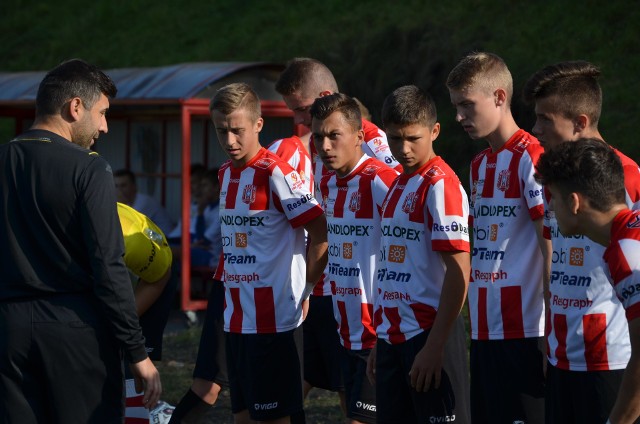 Resovia pokonała u siebie Juventę Starachowice 4:1 i umocniła się na prowadzeniu.