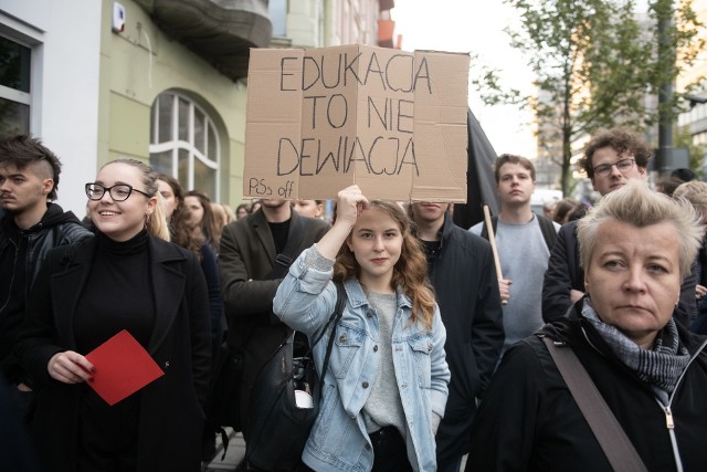 Obywatelski projekt „Stop Pedofilii”, który w ostatnich dniach jest rozpatrywany i głosowany w Sejmie, zawiera kontrowersyjne założenia.Przeciw jego uchwaleniu protestowali w środę poznaniacy, którzy zebrali się przed poznańskimi biurami PiS przy ul. Święty Marcin. Koleje zdjęcie --->