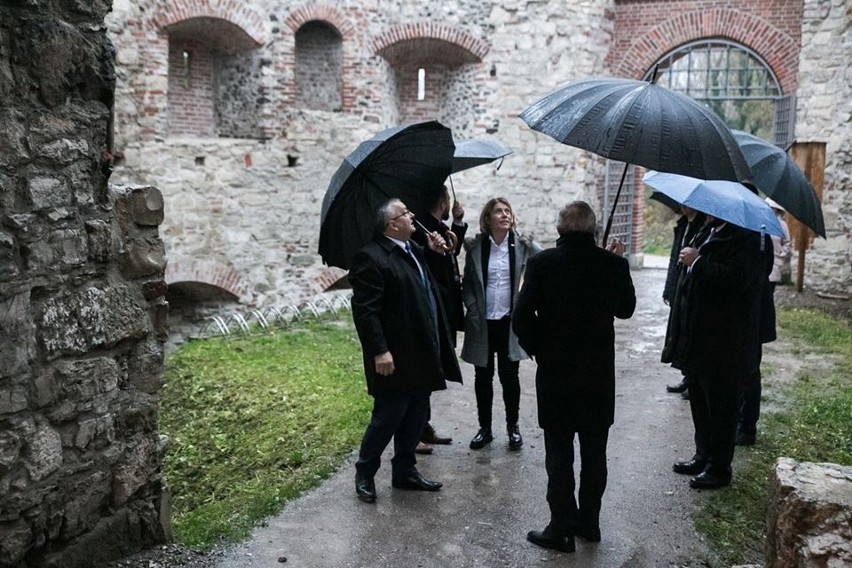 Minister kultury prof. Piotr Gliński dogląda krzeszowickich zabytków. Z wizytą na zamku i w kościele