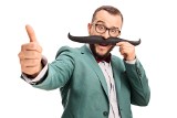 Movember – wąsy mają prowokować do dyskusji o zdrowiu intymnym mężczyzn. Zbadaj się, aby uniknąć rozwoju raka prostaty i jąder