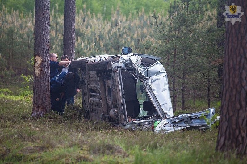 Samochód osobowy wypadł z drogi i przewrócił się w lesie.