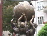 Pomnik Wikipedii stanął w Słubicach. Kula ziemska z puzzli (wideo)