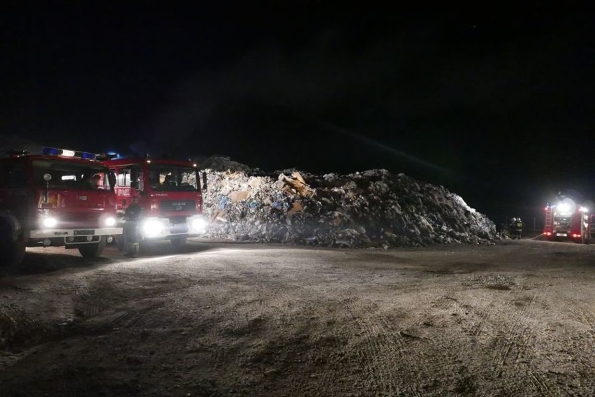 Nocny pożar śmietniska w Fałkowie. Trudna akcja strażaków