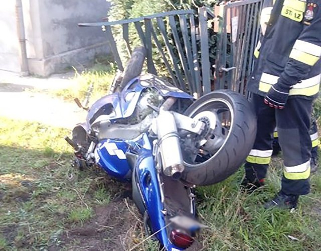 Do wypadku doszło w poniedziałek, 23 lipca, w Przyborowie koło Nowej Soli. Kierowca osobówki zajechał drogę motocykliście. Sprawca uciekł z miejsca wypadku.Samochód osobowy wyjechał z drogi podporządkowanej i zajechał drogę motocykliście. Motor wypadł z drogi i uderzył w ogrodzenie posesji. – Ranny motocyklista został przewieziony do szpitala – mówi Justyna Sęczkowska, rzeczniczka nowosolskiej policji. Na miejscu pracują nowosolscy policjanci. Kryminalni szukają sprawcy wypadku.Zobacz wideo: Krok od tragedii. Motocyklista cudem uniknął śmierci