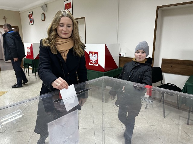 Głosowanie w Obwodowej Komisji Wyborczej numer 20 w Skarżysku-Kamiennej. Więcej na kolejnych zdjęciach.