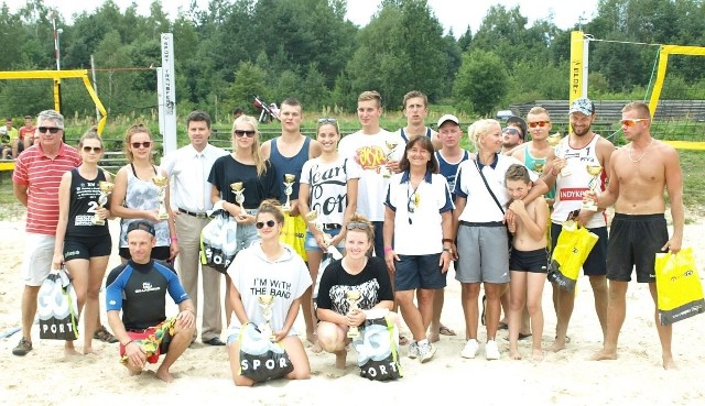 Uczestnicy niedzielnych zawodów siatkówki plażowej rozgrywanych w Kaniowie.