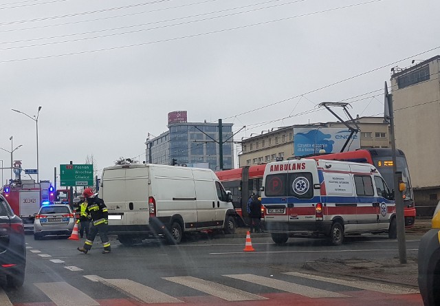 Do wypadku doszło o godz. 9.37 na skrzyżowaniu Chorzowskiej (DTŚ) i Stęślickiego w Katowicach.