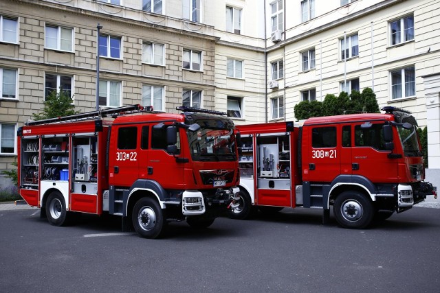 Straż pożarna sprawdza co spowodowało alarm w budynku przy ulicy Towarowej.