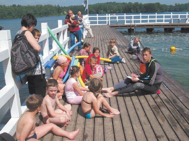Piątkowe zajęcia nad jeziorem Jeleń. Dzieci zapoznają się z instruktorem i słuchają pierwszych rad
