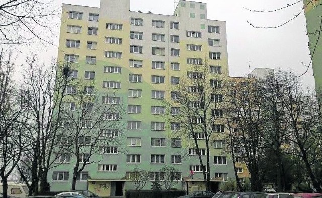 Para utknęła w windzie w wieżowcu przy ul. Podhalańskiej 24 na Dąbrowie.