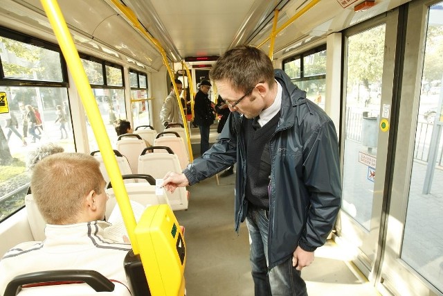 Kontrola biletów nie powinna kojarzyć się pasażerom ze stresem - tego uczą się kontrolerzy.