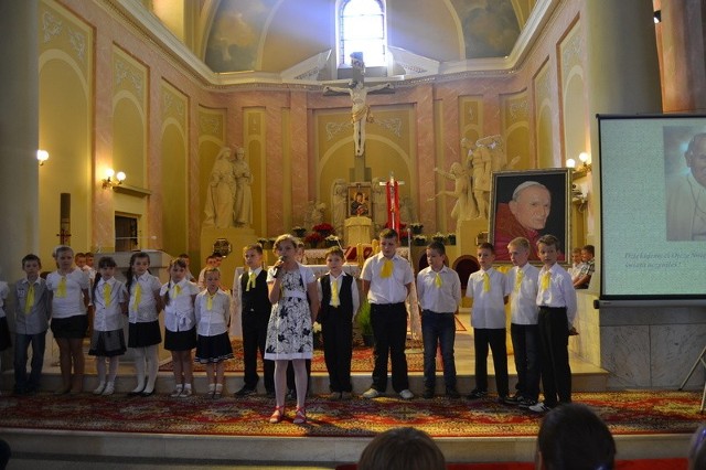 Uczniowie klasy III przygotowali program poświęcony patronowi szkoły, papieżowi Janowi Pawłowi II.