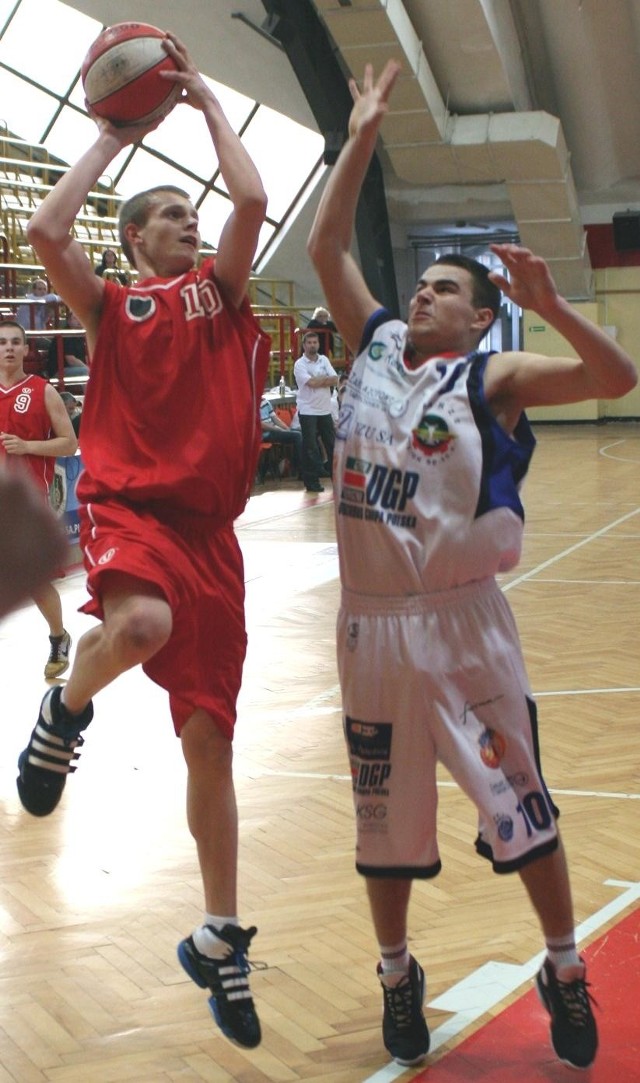 Koszykarze Stali (z piłką Cezary Gumiński) zajęli drugie miejsce w turnieju rozgrywanym we własnej hali.