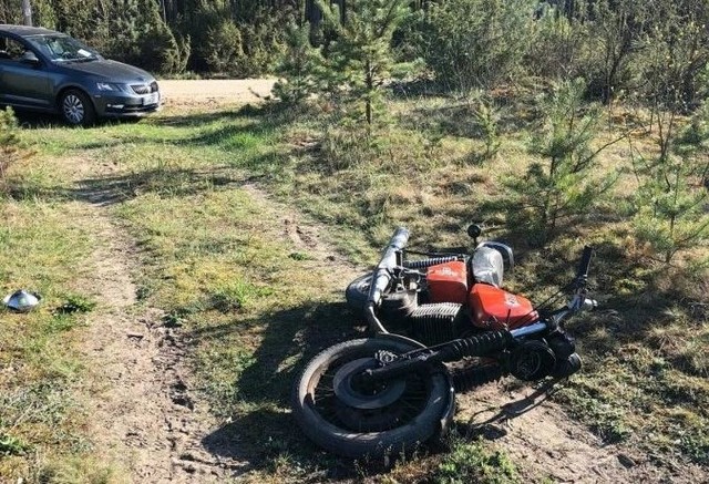 Policjanci z białostockiej drogówki, w minioną sobotę, pełniąc służbę na DK 65 w rejonie miejscowości Zalesie zauważyli kierującego motocyklem bez kasku ochronnego. Natychmiast postanowili zatrzymać pojazd do kontroli drogowej. Motocyklista zignorował jednak polecenia funkcjonariuszy i zaczął uciekać