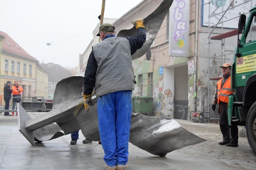 W piątek, 9 listopada, w południe na Placu Matejki w...