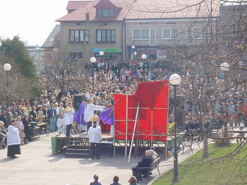 Proszowice. Wspomnienie "papieskiej" mszy na Rynku