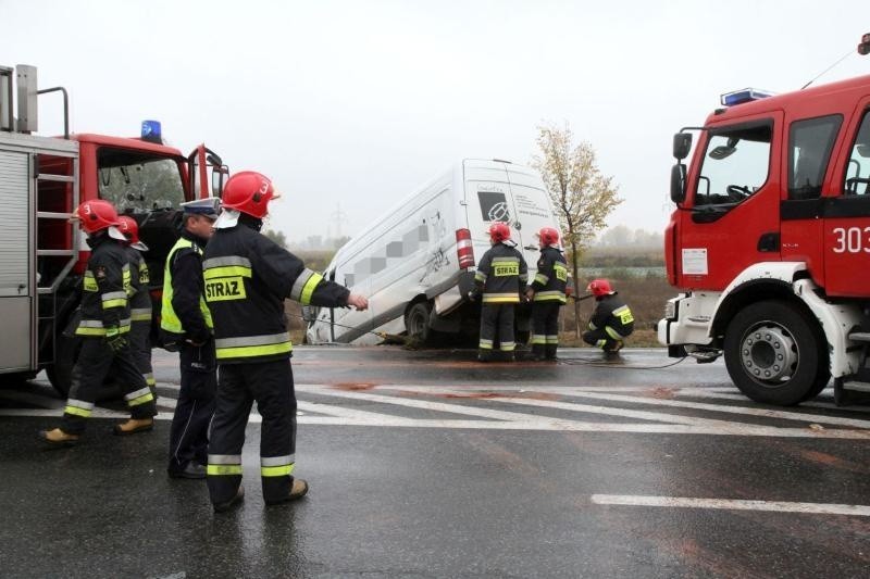 Wypadek na drodze z Wrocławia do Oławy. Mercedes zderzył się z suzuki. DK 94 zablokowana