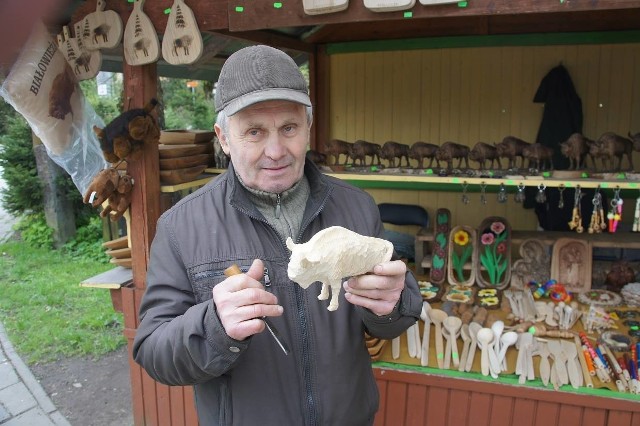 Pan Jarosław nie ma wątpliwości: do rzeźbienia najlepsze jest lipowe drewno. Wie co mówi, bo rzeźbi już 35 lat.