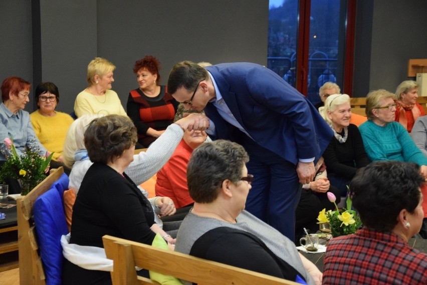 Premier Morawiecki odwiedził Krzeszowice. Spotkał się z seniorami [ZDJĘCIA]