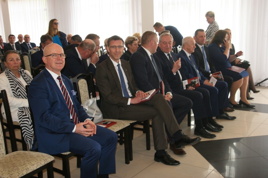 Błogosławiony Stefan Kardynał Wyszyński patronem powiatu ostrowskiego. Uroczysta sesja odbyła się 27.05.2022 w Szulborzu Wielkim
