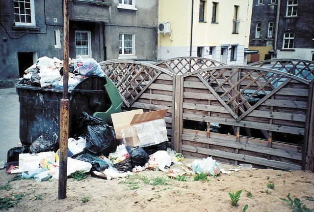 Tak wygląda śmietnik mieszkańców nowego budynku przy ul. Spółdzielczej 1a. 