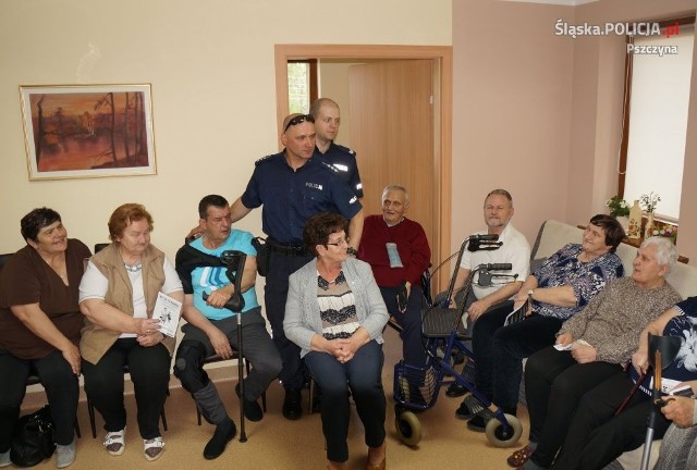 Policjanci regularnie rozmawiają z seniorami o zagrożeniach. Między innymi w Dziennym Domu Opieki Medycznej w Kobiórze.