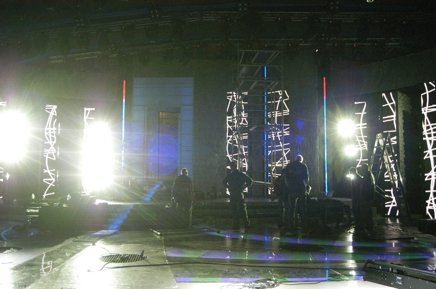 Próba oświetlenia na scenie opolskiego amfiteatru.