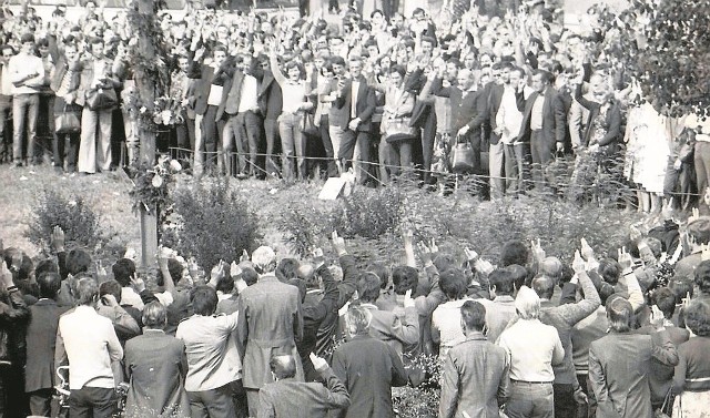 Trzecia manifestacja „Solidarności” pod krzyżem na zajezdni Huty Stalowa Wola