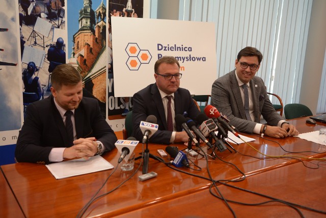 Radosław Witkowski (w środku) i jego zastępcy: Jerzy Zawodnik (z prawej) i Konrad Frysztak mówili o dzielnicy przemysłowej.