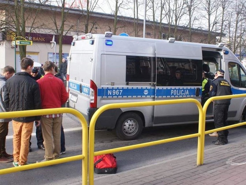 Na miejsce wydarzenia przybyła policja i pogotowie....