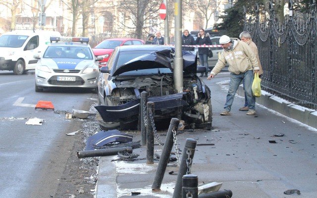 Niedawno we Wrocławiu pijany kierowca zjechał z drogi i uderzył w latarnię. Mężczyzna miał 3 promile. Grożą mu 2 lata więzienia. Nowe przepisy zaostrzą karę za to przestępstwo