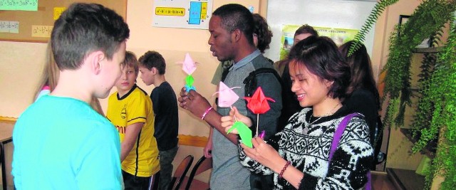 An i Victor poprowadzili także zajęcia w szkole podstawowej, na których uczniowie mieli możliwość po raz pierwszy spróbować swoich sił w języku angielskim. Wolontariusze otrzymali papierowe kwiaty wykonane samodzielnie na tę okoliczność. 