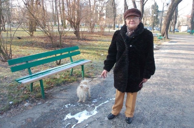 - Kiedy wychodzę na spacer ze swoim Pikusiem, zabieram swoje własne woreczki, bo tych miejskich prawie nigdy nie ma - twierdzi Genowefa Jarosz, którą spotkaliśmy w Parku Kościuszki.