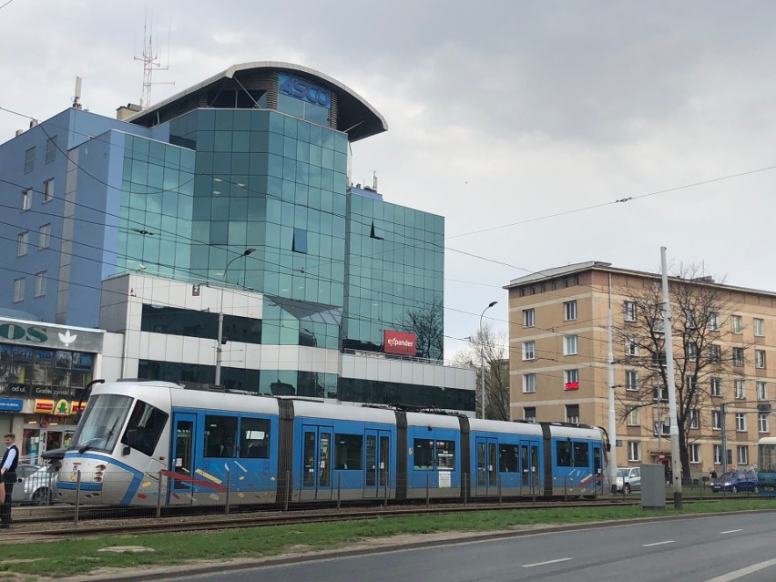 Zerwana trakcja na placu Legionów. Tramwaje utknęły na...