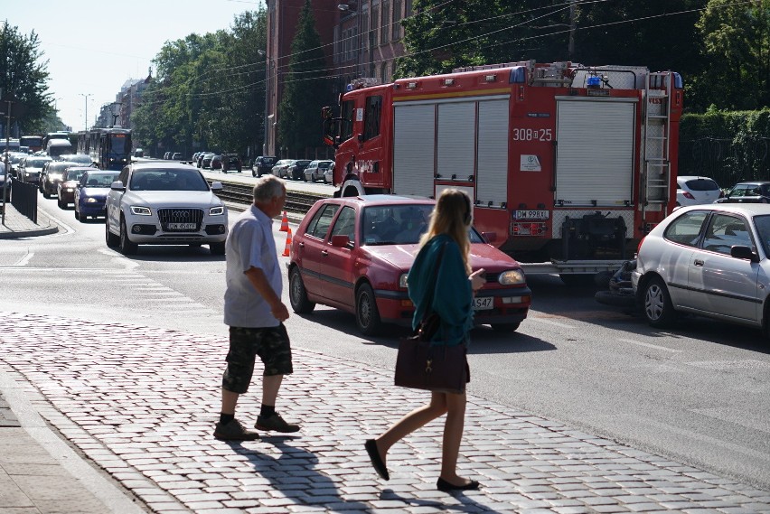 Wypadek na Sienkiewicza. Motocyklista wjechał w auto [ZDJĘCIA]