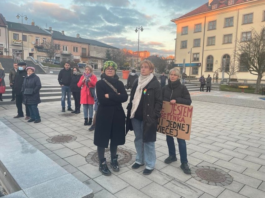 "Marsz dla Izy" w Ostrowcu. Były hasła "Ani jednej więcej" i "Nie jestem kretynką" oraz apele do lekarzy (ZDJĘCIA)
