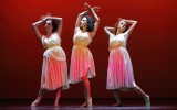 Poruszeni tańcem na scenie Teatru Variété. Cracovia Danza zaprasza na wspólne świętowanie Międzynarodowego Dnia Tańca