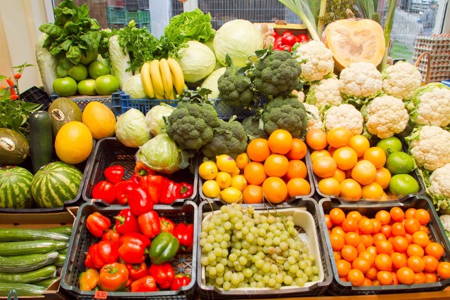 Warzywa i owoce sezonoweWarzywa i owoce na przetwory najlepiej kupować w szczycie ich występowania - są wtedy najtańsze, a ich wybór jest największy.