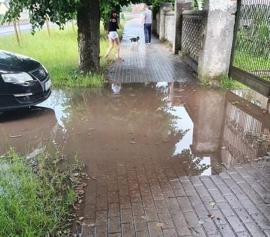 Problem z wodą przy ulicy Chrobrego w Miastku