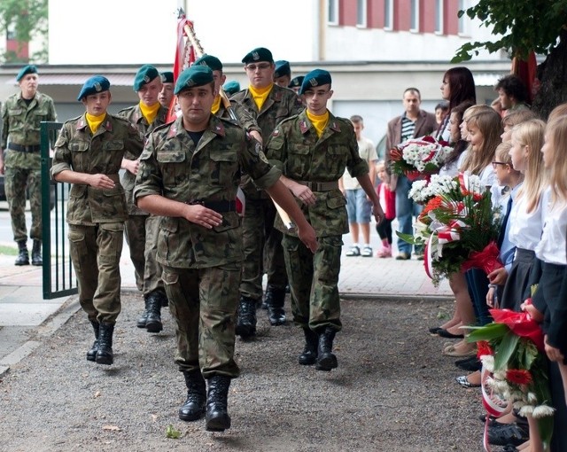 Mundurowi ze Związku Strzeleckiego podczas obchodów 73. rocznicy wybuchu drugiej wojny światowej na tarnobrzeskim Cmentarzu Wojennym.