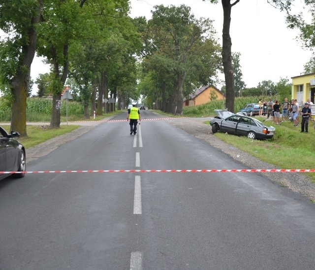 Do zdarzenia doszło na prostym odcinku drogi wojewódzkiej  w miejscowości Makówiec, w gminie Chrostkowo. Ze wstępnych ustaleń policjantów wynika, że jadący z Lipna w kierunku Rypina kierowca audi 80, stracił panowanie nad pojazdem, zjechał na pobocze i uderzył w przydrożne drzewo.Autem podróżowały cztery osoby. W wyniku zdarzenia poważnych obrażeń doznał 15-letni pasażer, który z miejsca wypadku został przetransportowany helikopterem do specjalistycznego szpitala. Do szpitala trafił także prowadzący auto oraz kolejny, 19-letni pasażer. Jak się okazało, 19-letni kierowca był trzeźwy, ale zdecydował się na jazdę za „kółkiem” nie mając do tego uprawnień. Przyczynę i szczegółowe okoliczności zdarzenia wyjaśni prowadzone postępowanie.Jarosław Kaczyński o wystawie zdjęć z Powstania.