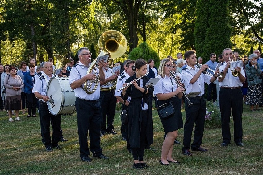 Pogrzeb szczątków dawnych mieszkańców Jeżowego, wydobytych na budowie drogi